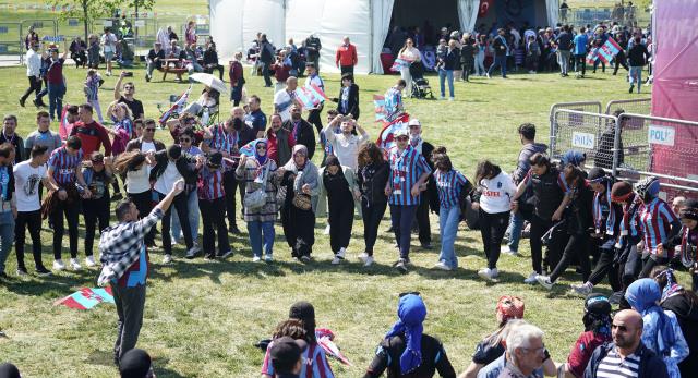 Trabzonspor taraftarı, İstanbul'u inletti! İşte Yenikapı'daki şampiyonluk kutlamalarından görüntüler