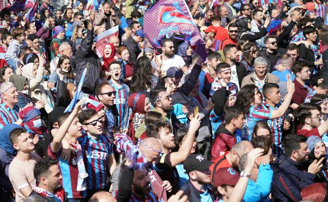 Trabzonspor taraftarı, İstanbul'u inletti! İşte Yenikapı'daki şampiyonluk kutlamalarından görüntüler