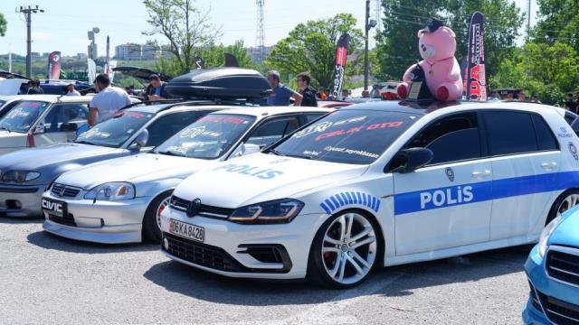 Aracını polis otosu gibi giydirdi, her gören fotoğraf çektirmek istiyor