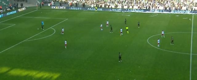 Dünya, Kocaelispor'u konuşuyor! Spikerden rakip takım kalecisine attıkları gole herkes şaştı kaldı