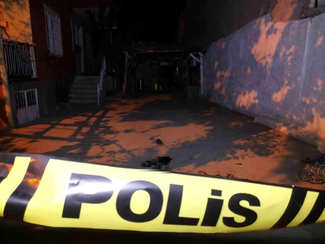 Faturalarını ödemediğini iddia ettiği kiracısını tüfekle vuran ev sahibi polise giderek teslim oldu Faturalarını ödemediğini iddia ettiği kiracısını tüfekle vuran ev sahibi polise giderek teslim oldu