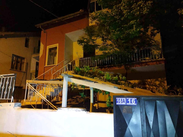 Faturalarını ödemediğini iddia ettiği kiracısını tüfekle vuran ev sahibi polise giderek teslim oldu Faturalarını ödemediğini iddia ettiği kiracısını tüfekle vuran ev sahibi polise giderek teslim oldu