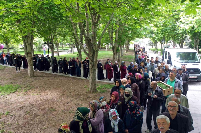 Her şey bedava fide almak için! Geceden sıraya giren vatandaşlar uzun kuyruklar oluşturdu Her şey bedava fide almak için! Geceden sıraya giren vatandaşlar uzun kuyruklar oluşturdu