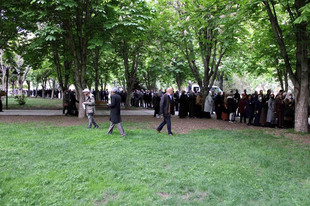 Her şey bedava fide almak için! Geceden sıraya giren vatandaşlar uzun kuyruklar oluşturdu Her şey bedava fide almak için! Geceden sıraya giren vatandaşlar uzun kuyruklar oluşturdu