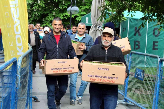 Her şey bedava fide almak için! Geceden sıraya giren vatandaşlar uzun kuyruklar oluşturdu Her şey bedava fide almak için! Geceden sıraya giren vatandaşlar uzun kuyruklar oluşturdu