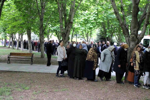 Her şey bedava fide almak için! Geceden sıraya giren vatandaşlar uzun kuyruklar oluşturdu Her şey bedava fide almak için! Geceden sıraya giren vatandaşlar uzun kuyruklar oluşturdu