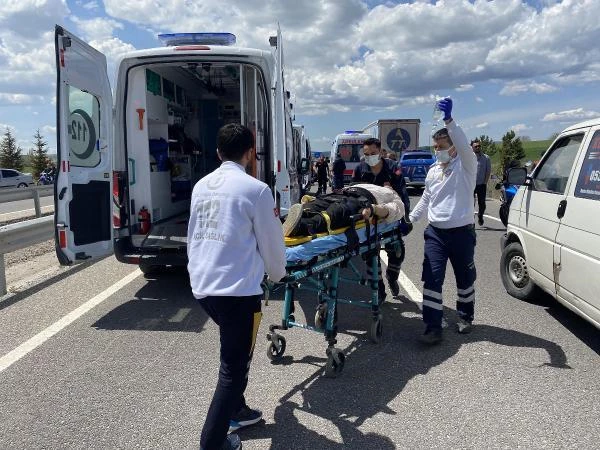 Park halindeki TIR'a çarpan otomobildeki sürücü yaralandı, yanındaki eşi yaralandı