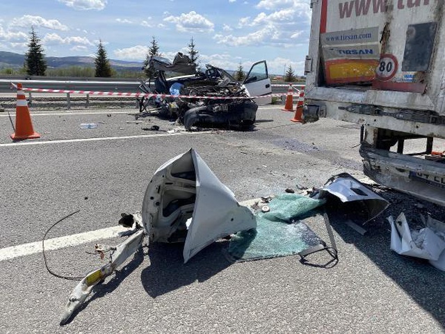 Park halindeki TIR'a çarpan otomobildeki sürücü yaralandı, yanındaki eşi yaralandı