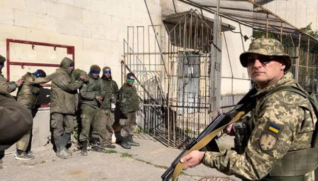 Tam da Zafer Bayramı'nda! Ukrayna, gözleri bantlı Rus askerlerinin fotoğraflarını paylaştı Tam da Zafer Bayramı'nda! Ukrayna, gözleri bantlı Rus askerlerinin fotoğraflarını paylaştı