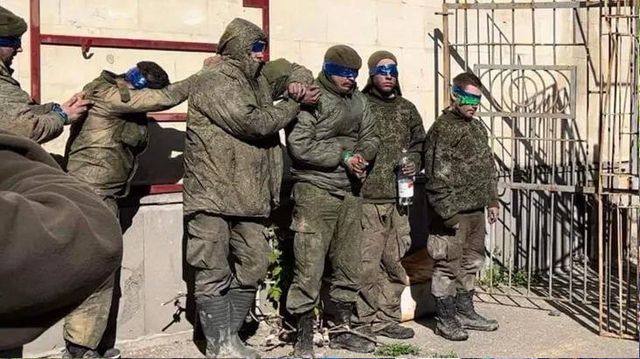 Tam da Zafer Bayramı'nda! Ukrayna, gözleri bantlı Rus askerlerinin fotoğraflarını paylaştı Tam da Zafer Bayramı'nda! Ukrayna, gözleri bantlı Rus askerlerinin fotoğraflarını paylaştı