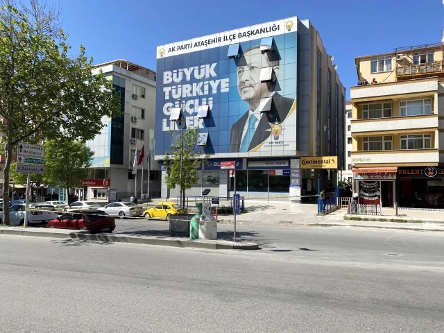 AK Parti Ataşehir İlçe Başkanlığı önünde şüpheli paket paniği