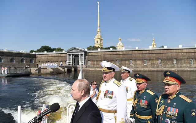 Bayraktar TB2'den Rusya'ya ağır darbe! Putin'in törenlerde kullandığı botu lazer güdümlü bombayla imha etti