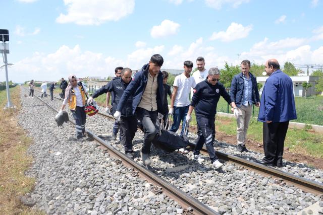 DİYARBAKIR'DA RAY ÜZERİNDE BAŞI GÖVDESİNDEN AYRILMIŞ ERKEK CESEDİ BULUNDU DİYARBAKIR'DA RAY ÜZERİNDE BAŞI GÖVDESİNDEN AYRILMIŞ ERKEK CESEDİ BULUNDU