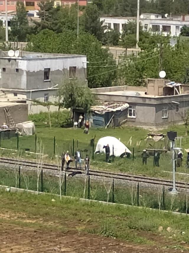 DİYARBAKIR'DA RAY ÜZERİNDE BAŞI GÖVDESİNDEN AYRILMIŞ ERKEK CESEDİ BULUNDU DİYARBAKIR'DA RAY ÜZERİNDE BAŞI GÖVDESİNDEN AYRILMIŞ ERKEK CESEDİ BULUNDU