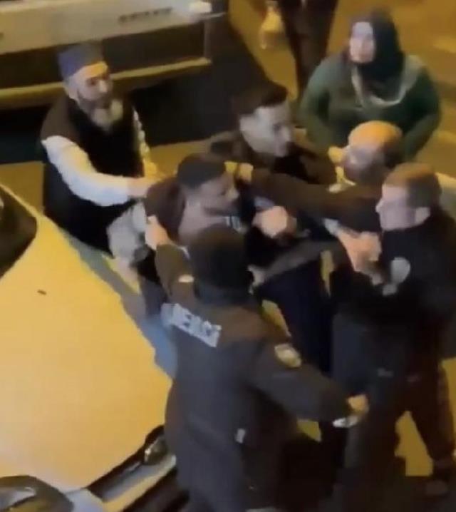 Esenler'de bekçilerle mahalleli arasında kimlik sorma arbedesi Esenler'de bekçilerle mahalleli arasında kimlik sorma arbedesi