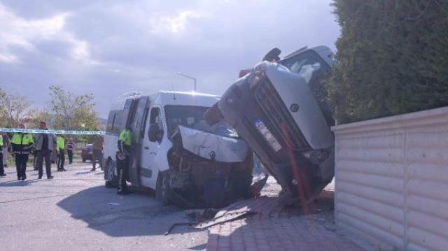 Konya'da iki okul servisi birbiri ile çarpıştı! 9'u öğrenci 14 kişi yaraladı