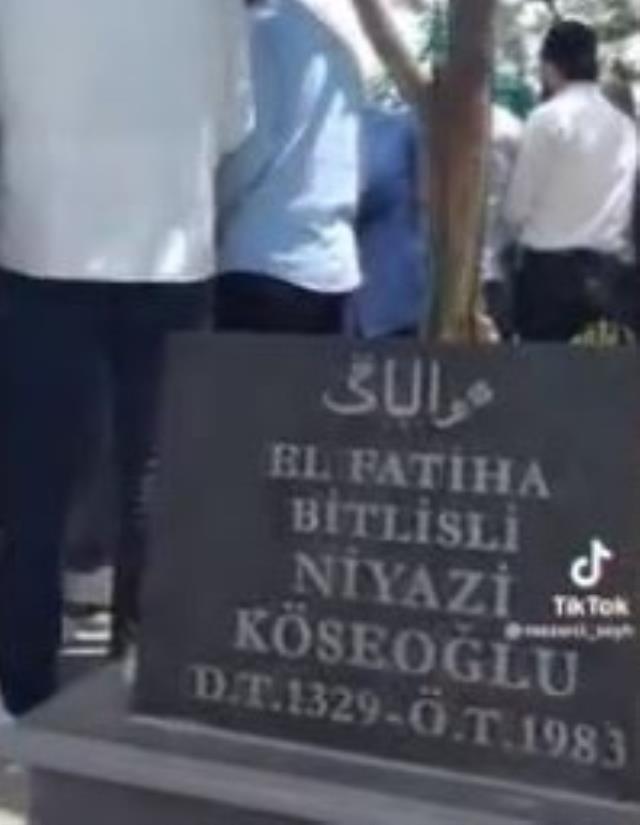 Mezarlıkta zikir yapılan anların görüntüsü paylaşıldı, herkes mezar üzerindeki numaraya takıldı Mezarlıkta zikir yapılan anların görüntüsü paylaşıldı, herkes mezar üzerindeki numaraya takıldı