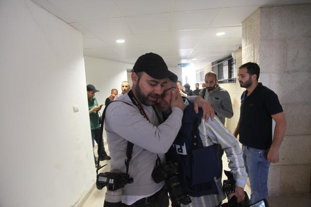 Al-Jazeera'nin kadın muhabiri, İsrail askerleri tarafından açılan ateşte öldürüldü Al-Jazeera'nin kadın muhabiri, İsrail askerleri tarafından açılan ateşte öldürüldü
