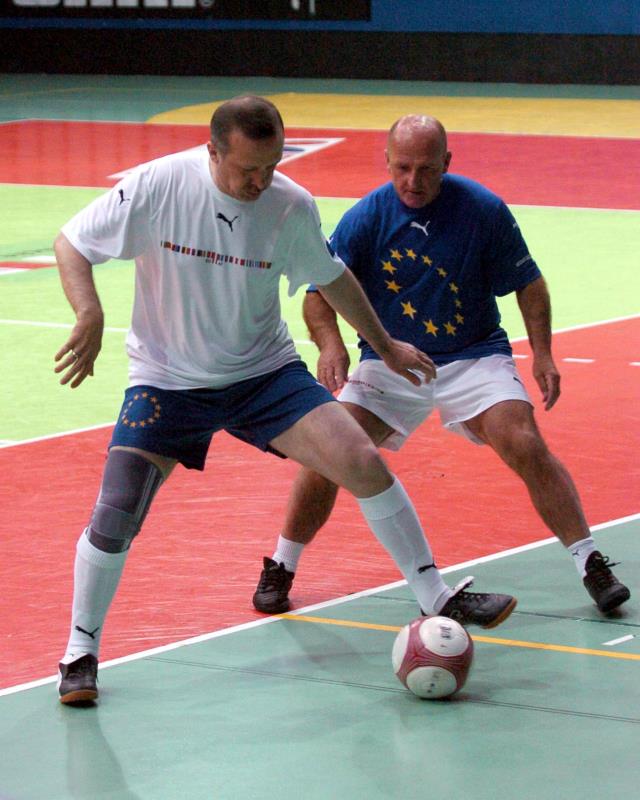 Cumhurbaşkanı Erdoğan'ın 16 yıl önceki salon futbolu fotoğrafları paylaşıldı Cumhurbaşkanı Erdoğan'ın 16 yıl önceki salon futbolu fotoğrafları paylaşıldı