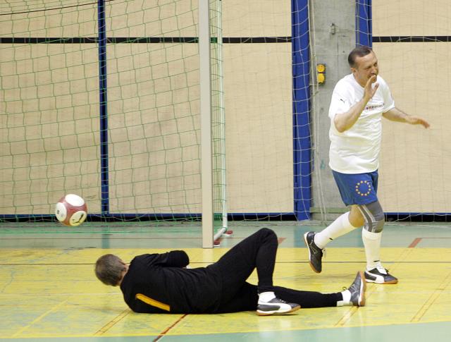 Cumhurbaşkanı Erdoğan'ın 16 yıl önceki salon futbolu fotoğrafları paylaşıldı Cumhurbaşkanı Erdoğan'ın 16 yıl önceki salon futbolu fotoğrafları paylaşıldı