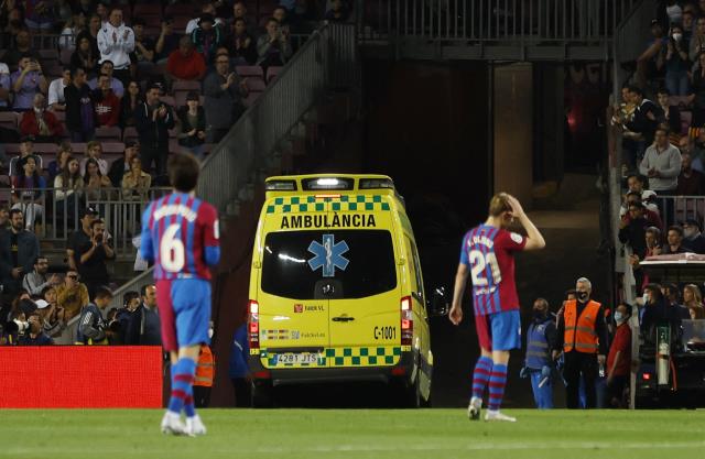 Dünya, Barcelona'nın yıldızı için dua ediyor! Arkadaşları ambulans kapısında sıra oldu Dünya, Barcelona'nın yıldızı için dua ediyor! Arkadaşları ambulans kapısında sıra oldu