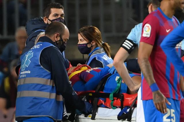 Dünya, Barcelona'nın yıldızı için dua ediyor! Arkadaşları ambulans kapısında sıra oldu Dünya, Barcelona'nın yıldızı için dua ediyor! Arkadaşları ambulans kapısında sıra oldu