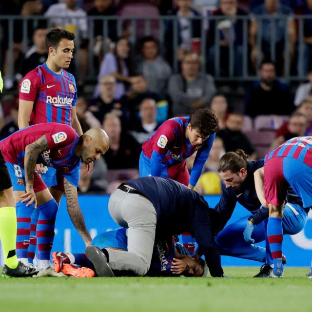 Dünya, Barcelona'nın yıldızı için dua ediyor! Arkadaşları ambulans kapısında sıra oldu Dünya, Barcelona'nın yıldızı için dua ediyor! Arkadaşları ambulans kapısında sıra oldu