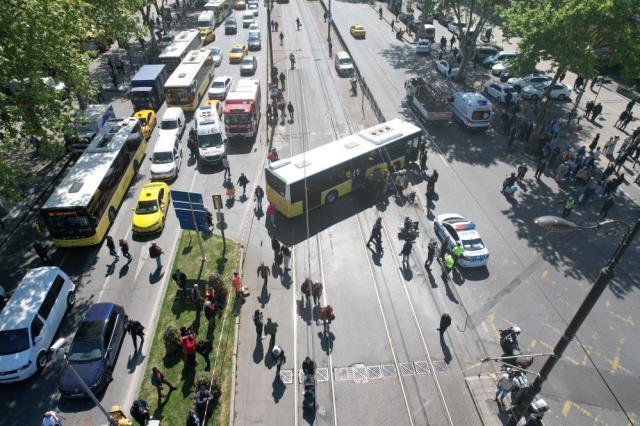 Fatih'te tramvay ile İETT otobüsü çarpıştı: 6 yaralı Fatih'te tramvay ile İETT otobüsü çarpıştı: 6 yaralı