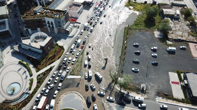 İstanbul'da su borusu patladı! Su metrelerce yükseğe fışkırdı, yollar göle döndü