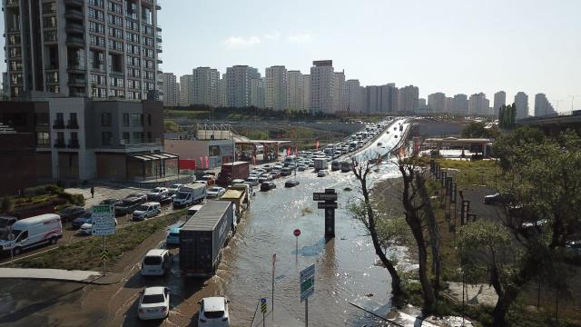 İstanbul'da su borusu patladı! Su metrelerce yükseğe fışkırdı, yollar göle döndü