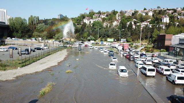 İstanbul'da su borusu patladı! Su metrelerce yükseğe fışkırdı, yollar göle döndü