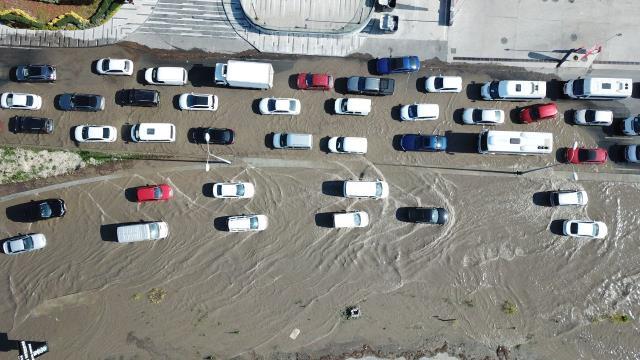 İstanbul'da su borusu patladı! Su metrelerce yükseğe fışkırdı, yollar göle döndü