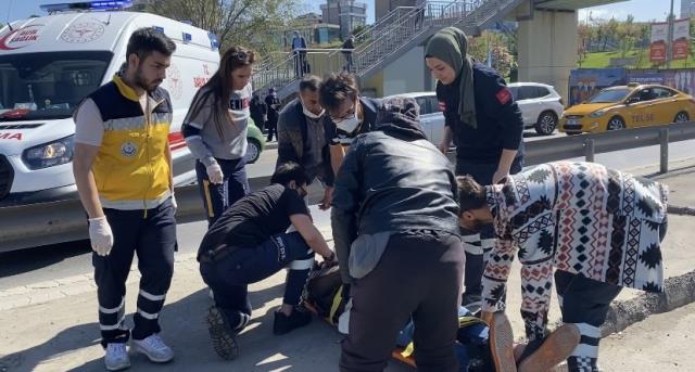 Kadıköy'de güzergah dışına çıkan dolmuşçunun E-5'e indirdiği yolcuya motosiklet çarptı Kadıköy'de güzergah dışına çıkan dolmuşçunun E-5'e indirdiği yolcuya motosiklet çarptı
