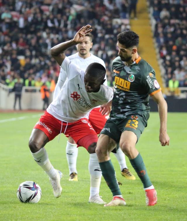 Sivas'ta nefes kesen maç! Türkiye Kupası'nda finalin adı belli oldu Sivas'ta nefes kesen maç! Türkiye Kupası'nda finalin adı belli oldu