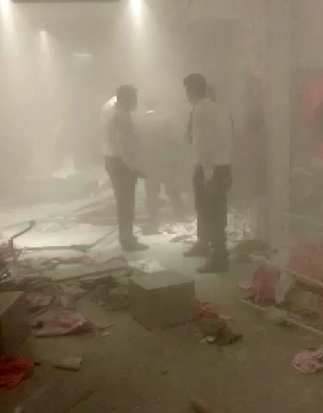 Son Dakika: Bursa'da bir AVM'deki mağazada çıkan yangın sonucu tavan çöktü, olay yerine çok sayıda ekip sevk edildi