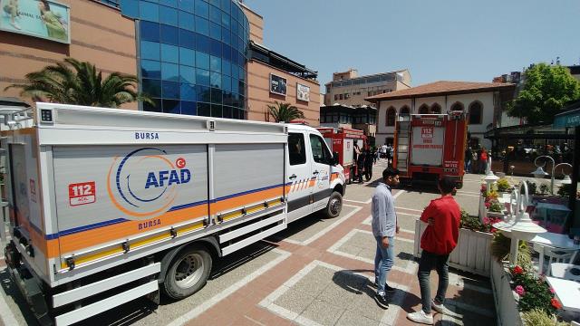 Son Dakika: Bursa'da bir AVM'deki mağazada çıkan yangın sonucu tavan çöktü, olay yerine çok sayıda ekip sevk edildi