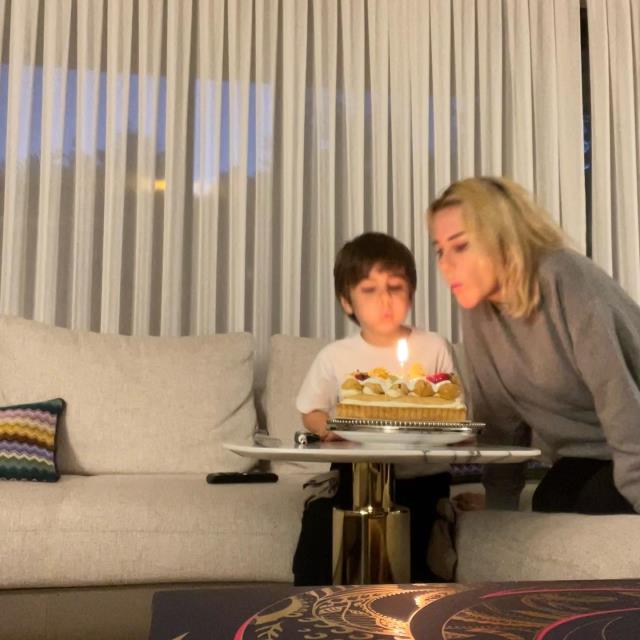 Yeni yaşını oğluyla kutlayan Ece Erken'den duygusal paylaşım: Oğlum için kanadımı çırpacağım Yeni yaşını oğluyla kutlayan Ece Erken'den duygusal paylaşım: Oğlum için kanadımı çırpacağım