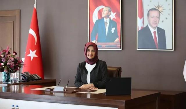 Afyonkarahisar Valisi olarak atanan Yiğitbaşı'nın yıllar önce Erdoğan'a teşekkür ettiği video gündem oldu Afyonkarahisar Valisi olarak atanan Yiğitbaşı'nın yıllar önce Erdoğan'a teşekkür ettiği video gündem oldu