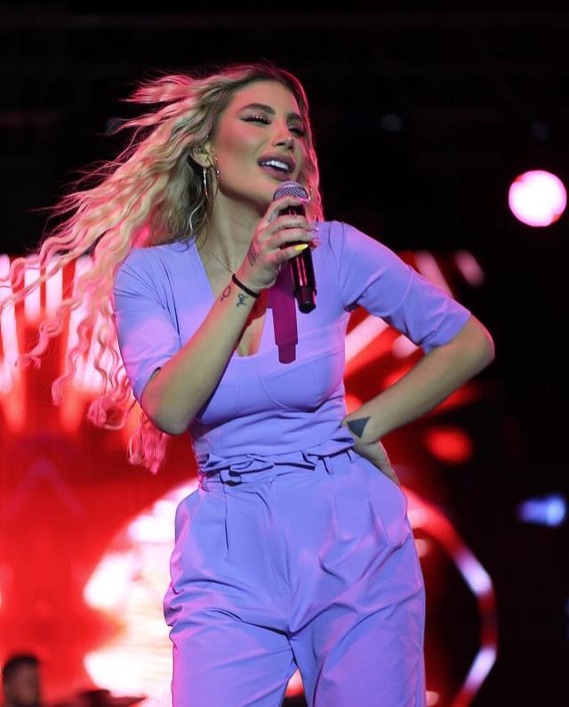 Cem Belevi'nin ihanetiyle sarsılan İrem Derici, konserinde ağladı