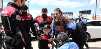 Lösemi hastası küçük çocuğa polislerden duygulandıran sürpriz