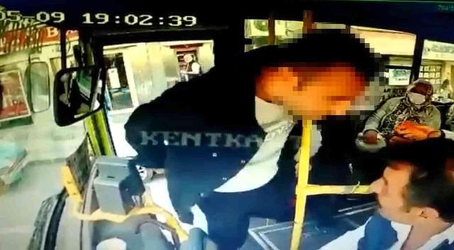 Otobüs şoförüne yolcuların gözü önünde dehşeti yaşattı: 'Gırtlağını keserim senin' Otobüs şoförüne yolcuların gözü önünde dehşeti yaşattı: 'Gırtlağını keserim senin'