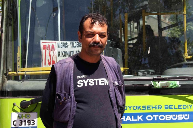 Otobüs şoförüne yolcuların gözü önünde dehşeti yaşattı: 'Gırtlağını keserim senin' Otobüs şoförüne yolcuların gözü önünde dehşeti yaşattı: 'Gırtlağını keserim senin'