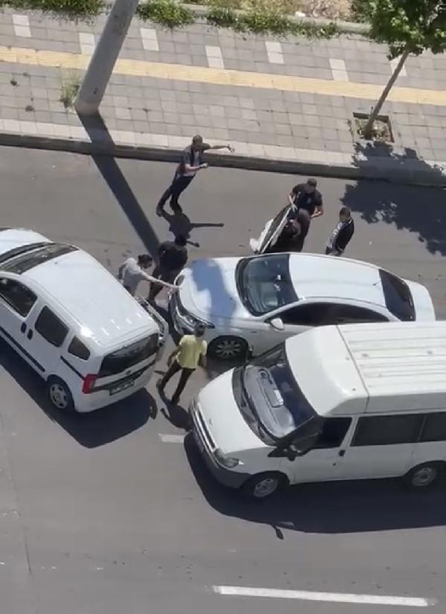 Polisin durdurduğu sivil otobüsteki kaçak göçmenler in in bitmedi! Asıl sürpriz bagajdan çıktı