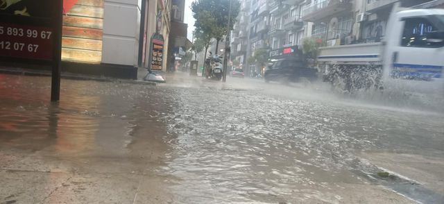 20 dakikalık sağanak Salihli'de yolları göle çevirdi