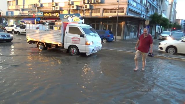 20 dakikalık sağanak Salihli'de yolları göle çevirdi