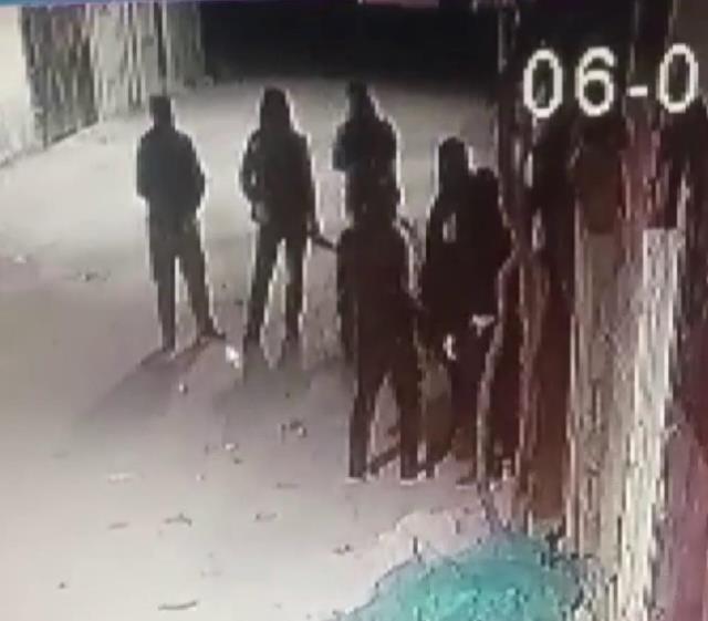 Adana'da DEAŞ sempatizanları bir ailenin evine saldırdı: Önce kurşunladılar sonra yaktılar Adana'da DEAŞ sempatizanları bir ailenin evine saldırdı: Önce kurşunladılar sonra yaktılar
