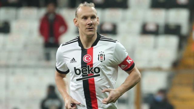 Beşiktaş'ta transfer harekatı başladı! Gidecek ve kalacak futbolcular belli oldu Beşiktaş'ta transfer harekatı başladı! Gidecek ve kalacak futbolcular belli oldu