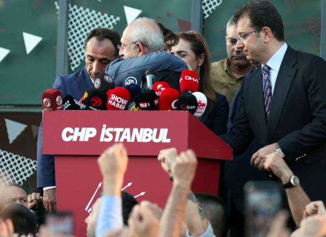 Destek açıklamasından sonra Canan Kaftancıoğlu, Kılıçdaroğlu'na sarılıp ağladı