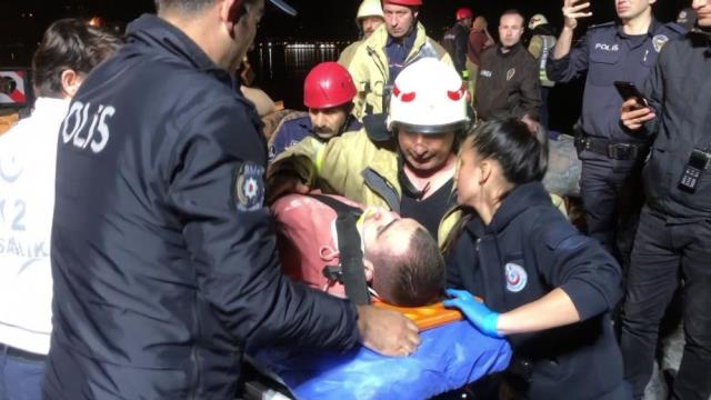 Kadıköy sahilde kulaklığını kayalıklara düşürdü, almak isterken sıkıştı, 3,5 saat sonra kurtarıldı Kadıköy sahilde kulaklığını kayalıklara düşürdü, almak isterken sıkıştı, 3,5 saat sonra kurtarıldı