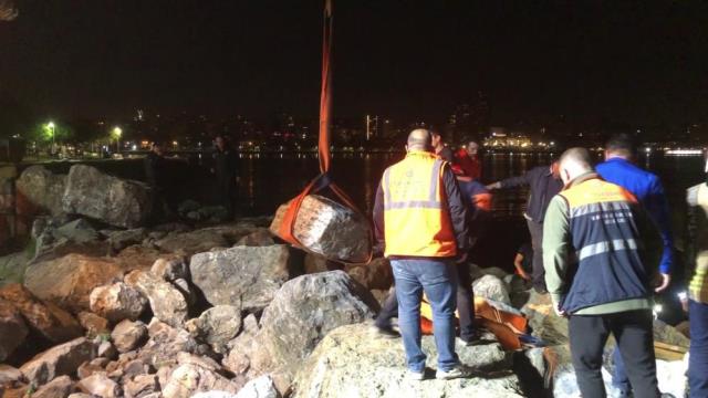 Kadıköy sahilde kulaklığını kayalıklara düşürdü, almak isterken sıkıştı, 3,5 saat sonra kurtarıldı Kadıköy sahilde kulaklığını kayalıklara düşürdü, almak isterken sıkıştı, 3,5 saat sonra kurtarıldı